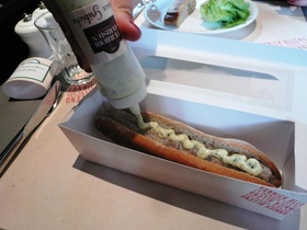 Le veau-chaud sauce gribiche façon hot-dog ©Vanessa Besnard - Foodmark Le veau-chaud sauce gribiche façon hot-dog ©Vanessa Besnard - Foodmark