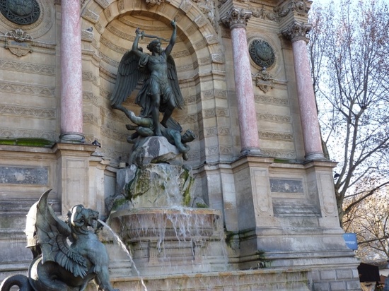 Saint-Germain-des-Prés: Place Saint-Michel